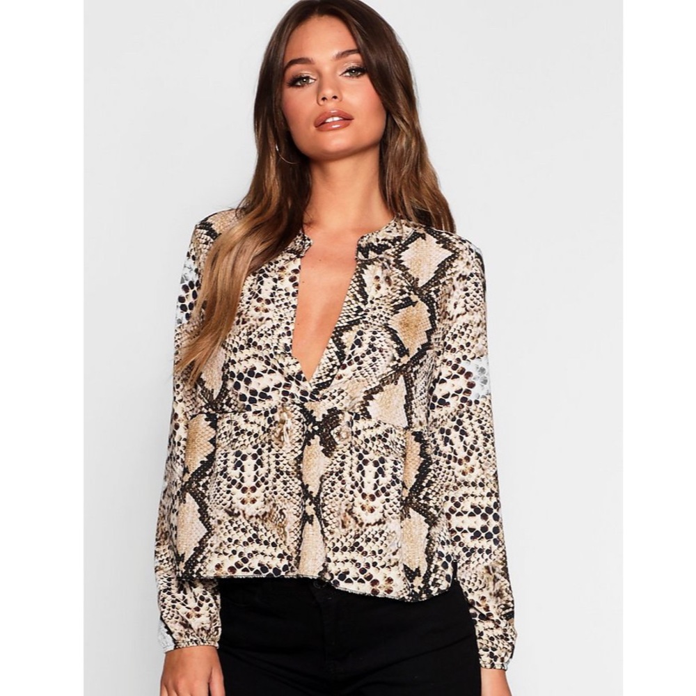 ✨NWOT- Snake Print Flirty Top ✨